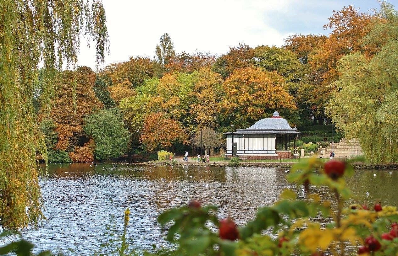 Arboretum bandstand on the lake surrounded by autumn colour